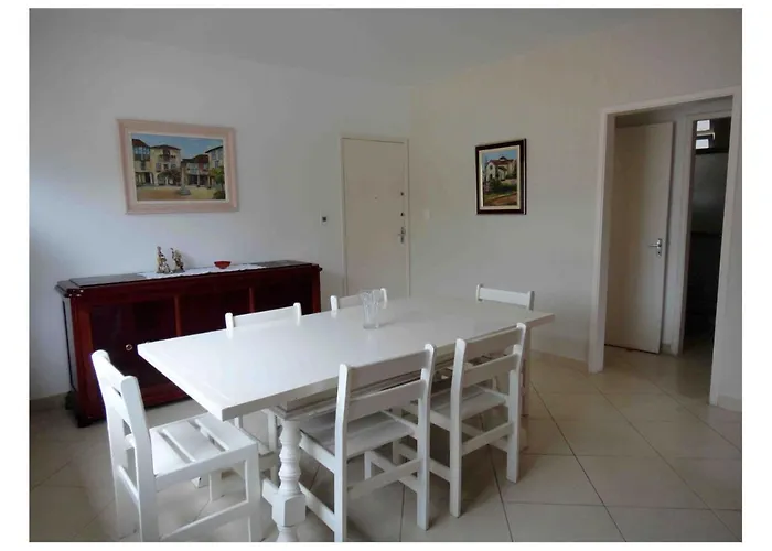 Guarujá, apartamento a 100 metros da praia da enseada.